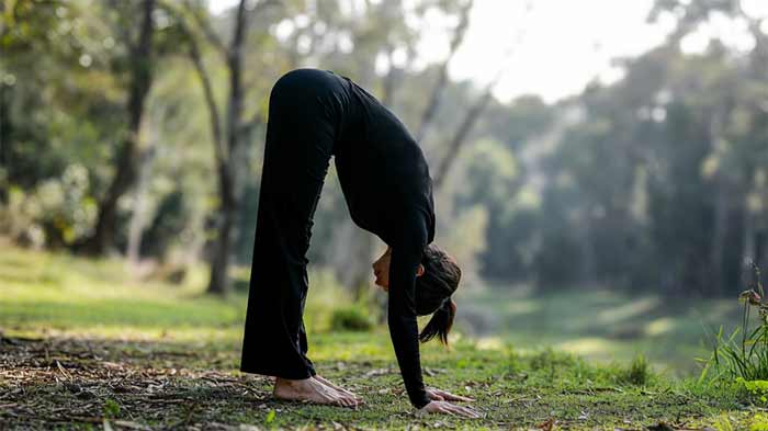 لمس انگشتان پا در حالت ایستاده (Standing Forward Bend)